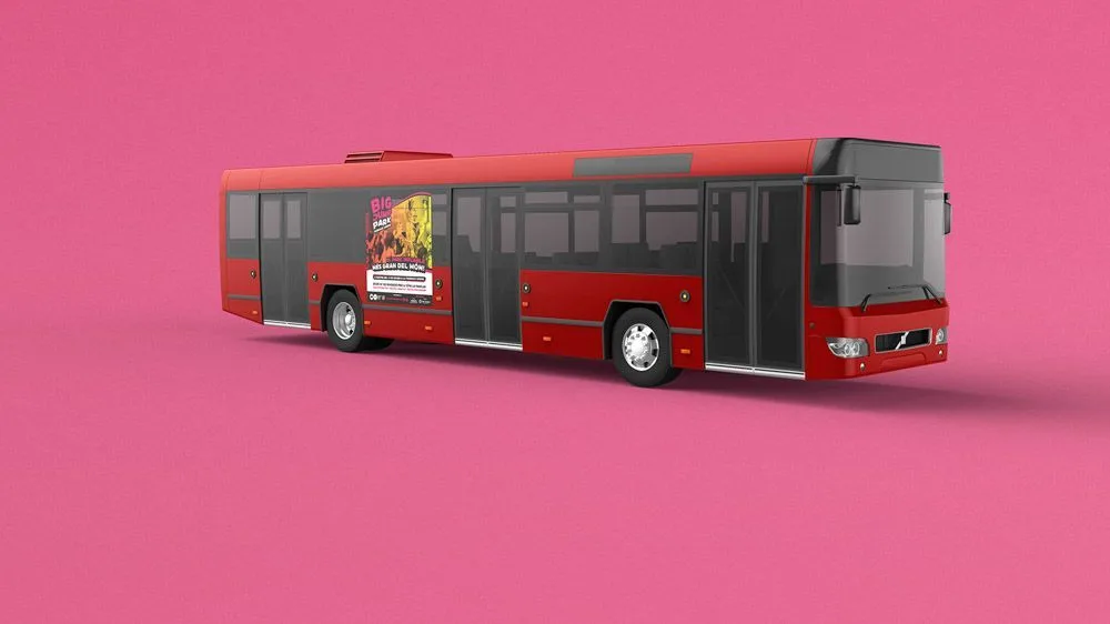 Autobús rotulado con la campaña de Big Jump Park, vista lateral