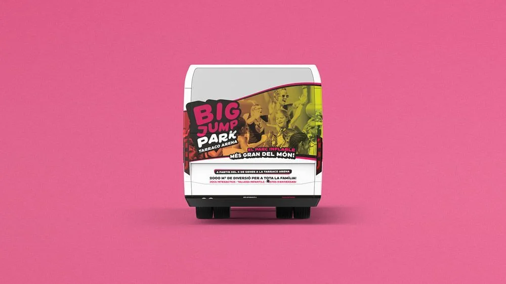 Trasera de autobús con publicidad de Big Jump Park