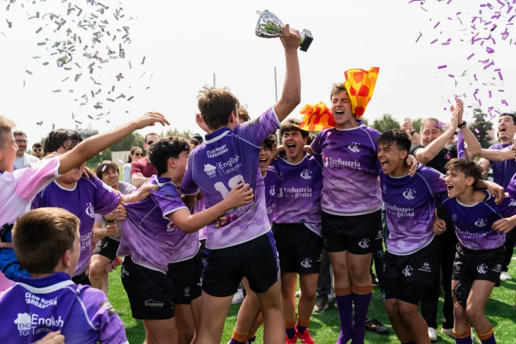 Jugadores del Club Rugby Tarragona celebrando juntos con un trofeo