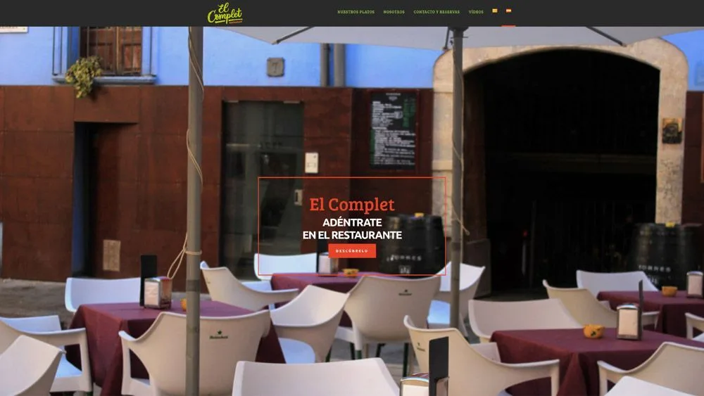 Página de inicio de la web de El Complet con la terraza del restaurante