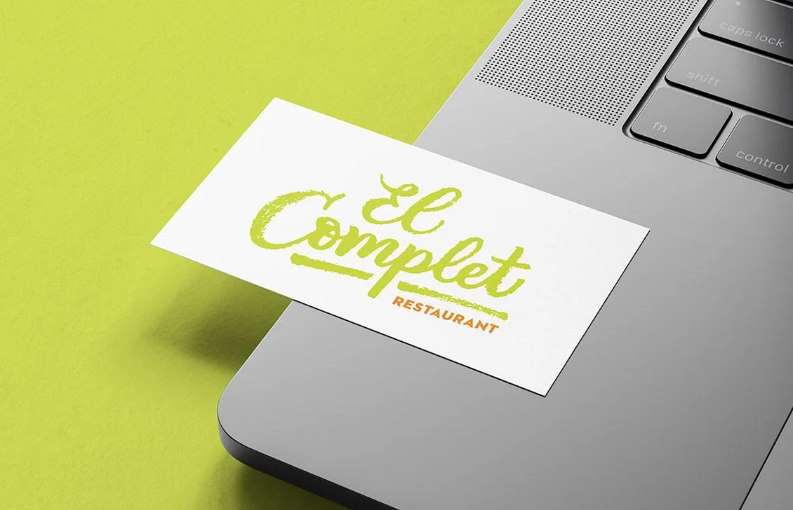 Tarjeta con el logotipo de El Complet sobre un portátil