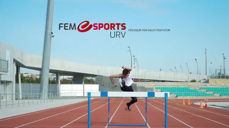 Fotograma del vídeo de Fem Esports URV: atleta saltando una valla