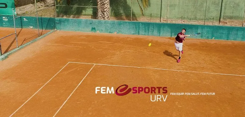 Fotograma del vídeo de Fem Esports URV: tenista en pista de tierra batida