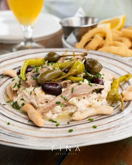 Ensalada y bebida en la terraza