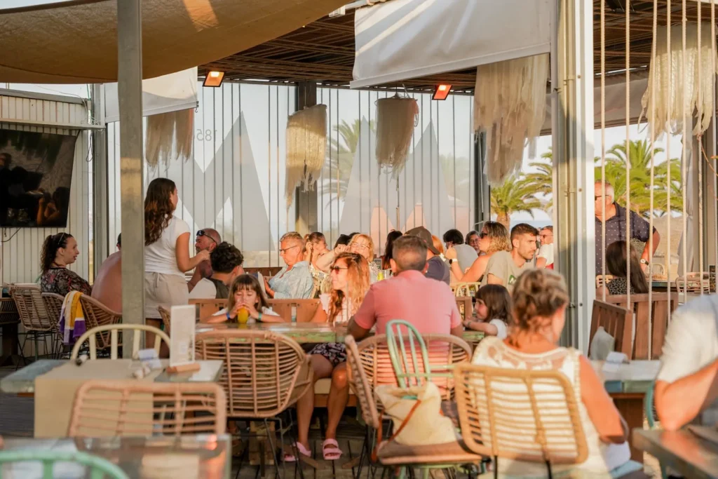 Terraza de Fina Beach Club junto al mar de Cambrils