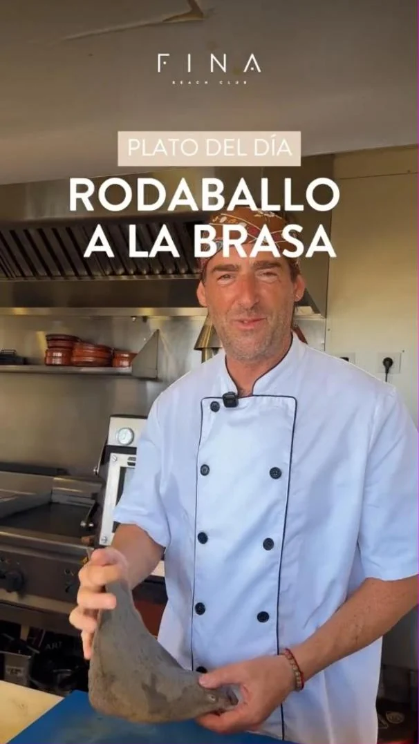 Reel de Fina Beach Cambrils: Rodaballo a la brasa: preparación en la cocina de Fina