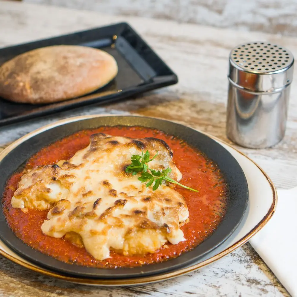 Plato gratinado con salsa de tomate