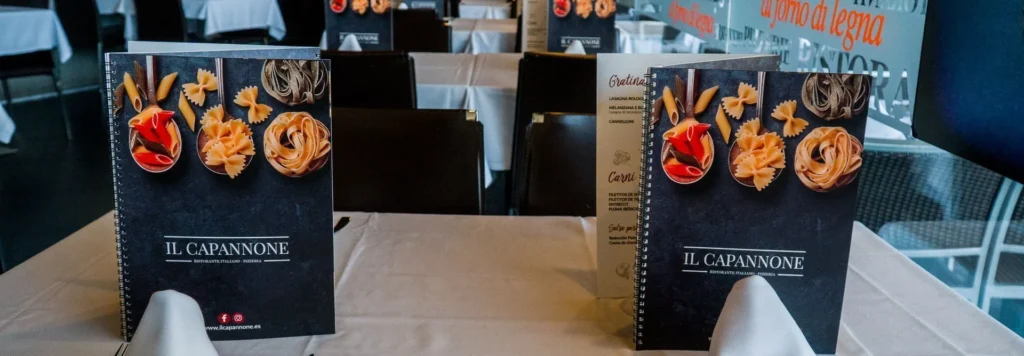 Cartas de Il Capannone sobre una mesa del restaurante
