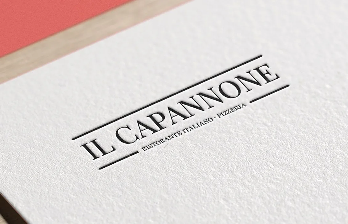 Logotipo de Il Capannone impreso sobre papel texturizado