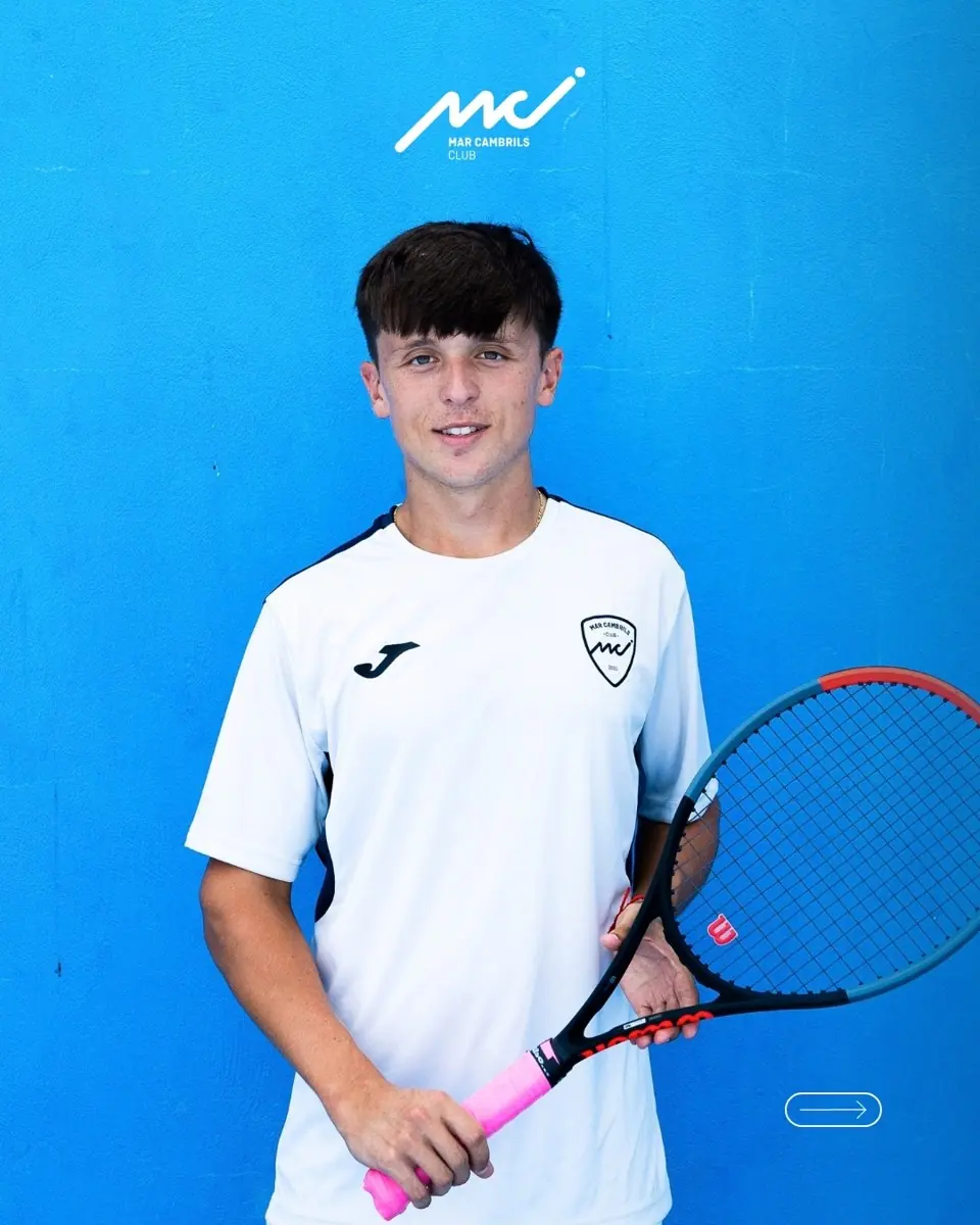 Retrato de Robert, del área deportiva, con raqueta de tenis sobre fondo azul