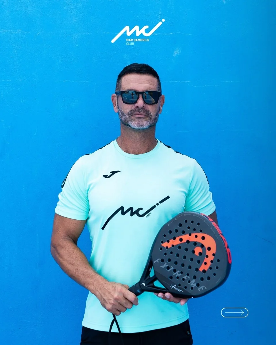 Retrato de Mauri con pala de pádel sobre fondo azul