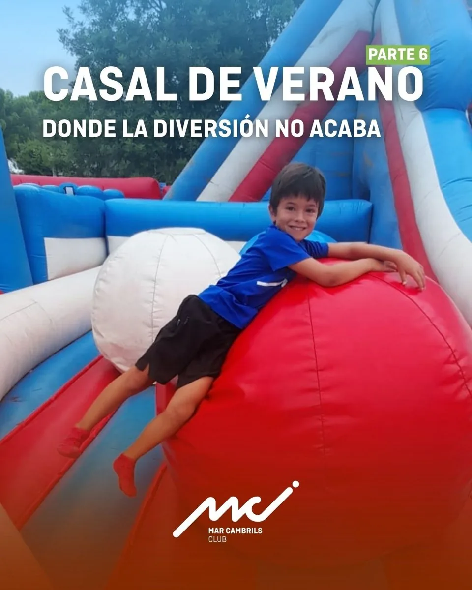 Publicación del casal de verano con un niño en un hinchable