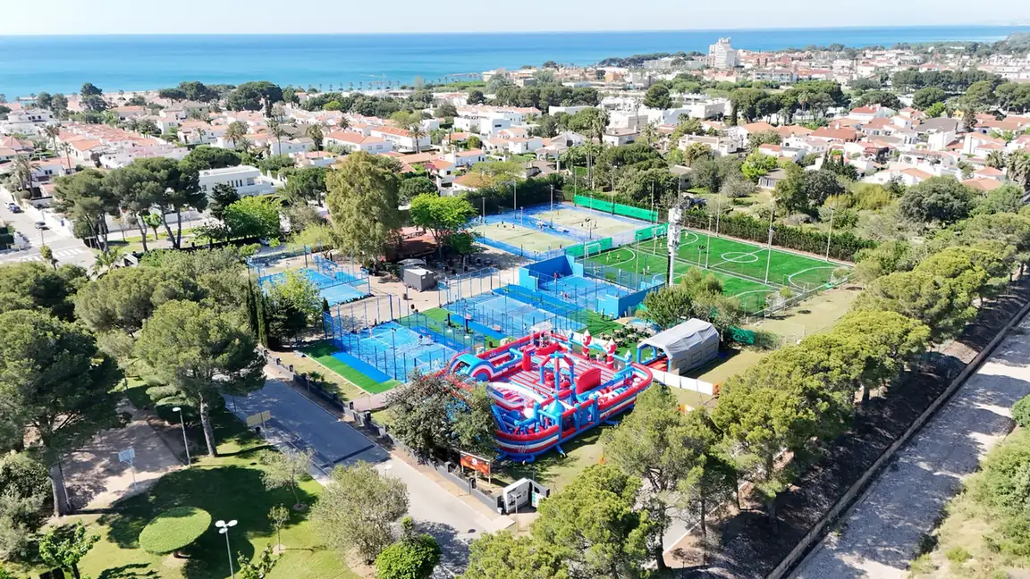 Vista aérea de las instalaciones de Mar Cambrils Club con pistas de pádel, tenis y fútbol