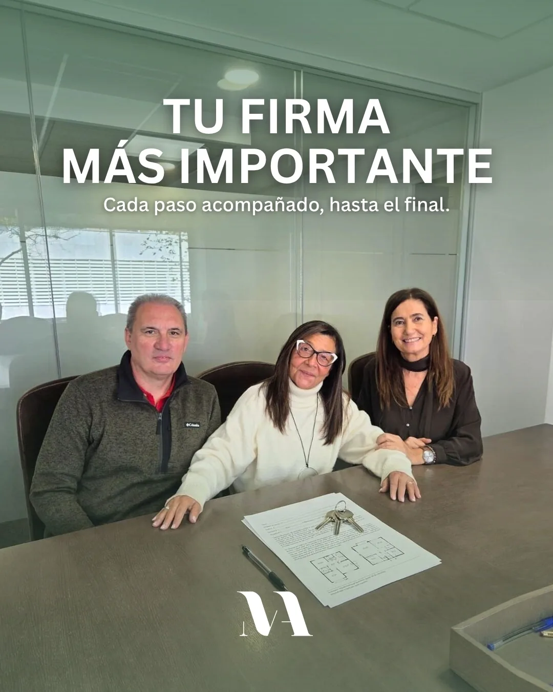 Publicación «Tu firma más importante» con Mery Alonso y unos clientes en la firma