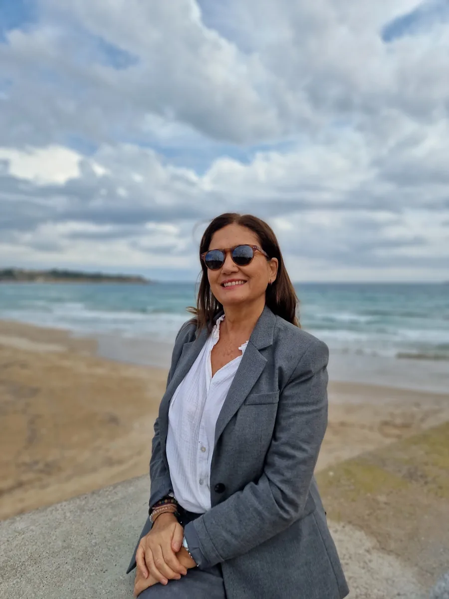 Mery Alonso, personal shopper inmobiliaria, posando en la playa