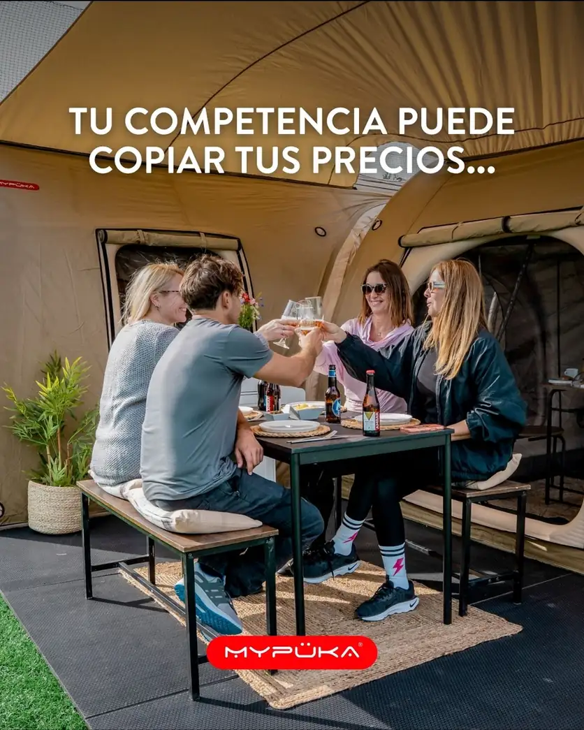 Publicación «Tu competencia puede copiar tus precios…» con huéspedes brindando dentro de una unidad Mypüka