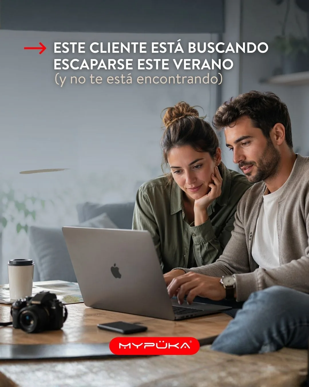 Publicación «Este cliente está buscando escaparse este verano» con una pareja frente al portátil