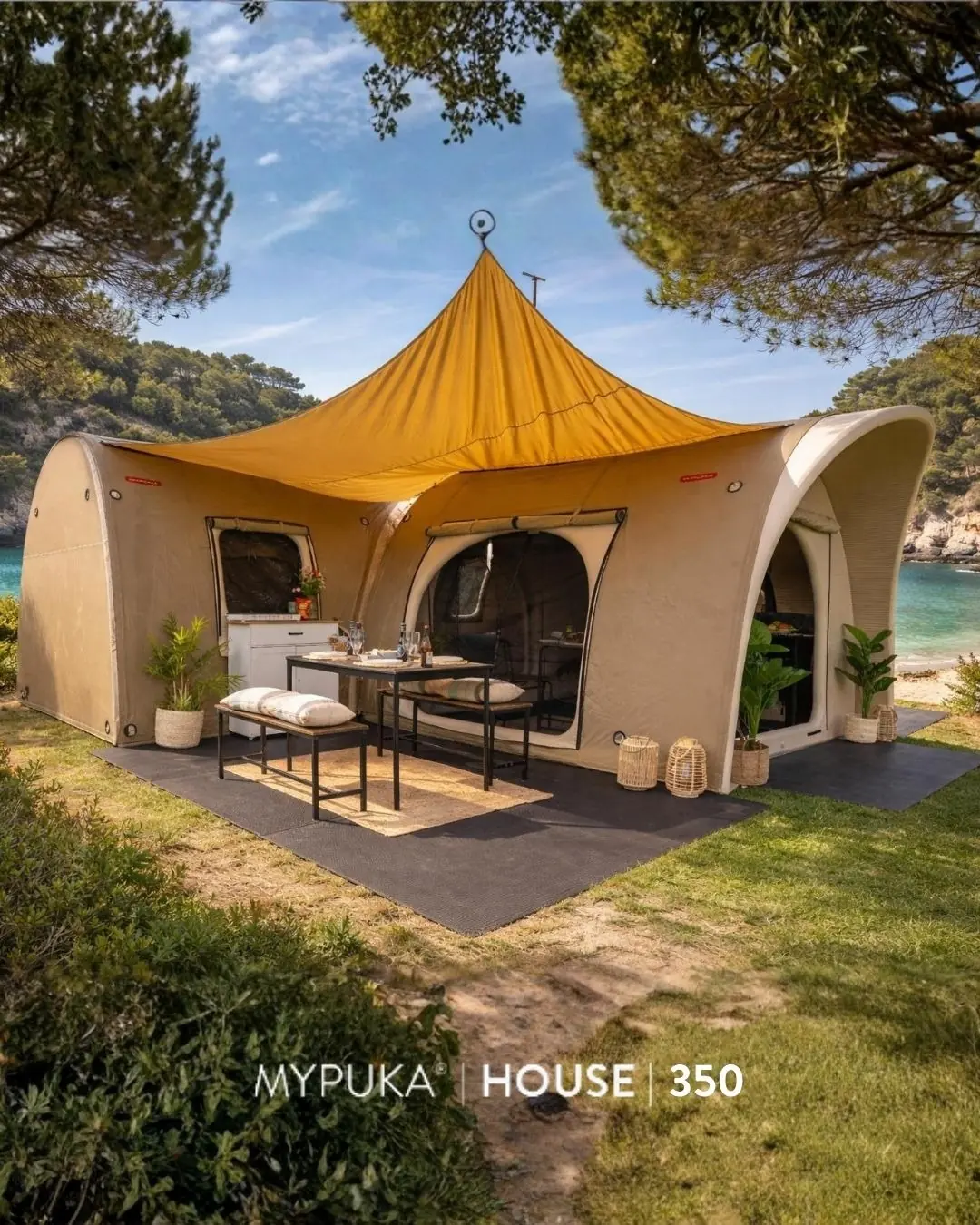 Unidad Mypüka House 350 con toldo instalada en un entorno natural junto al mar