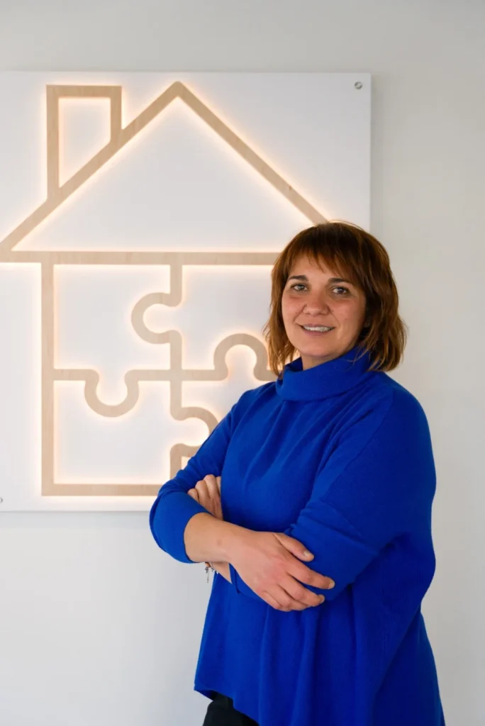 Patricia Urbano, asesora inmobiliaria en Cambrils, en su oficina