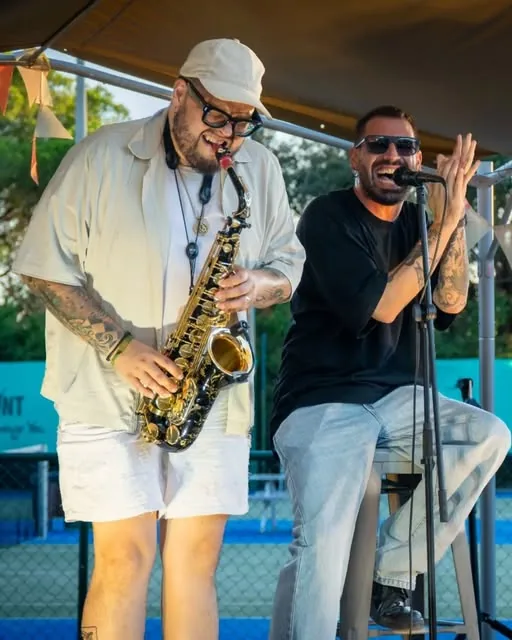 Música en directo con saxo en El Tardeíto