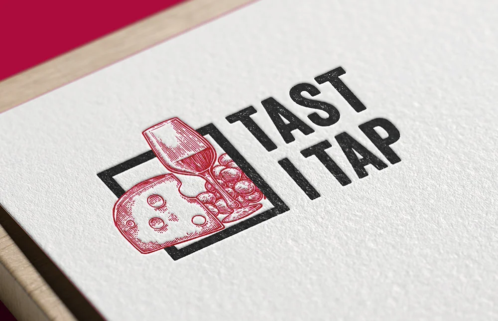 Logotipo de Tast i Tap impreso en letterpress sobre papel texturizado
