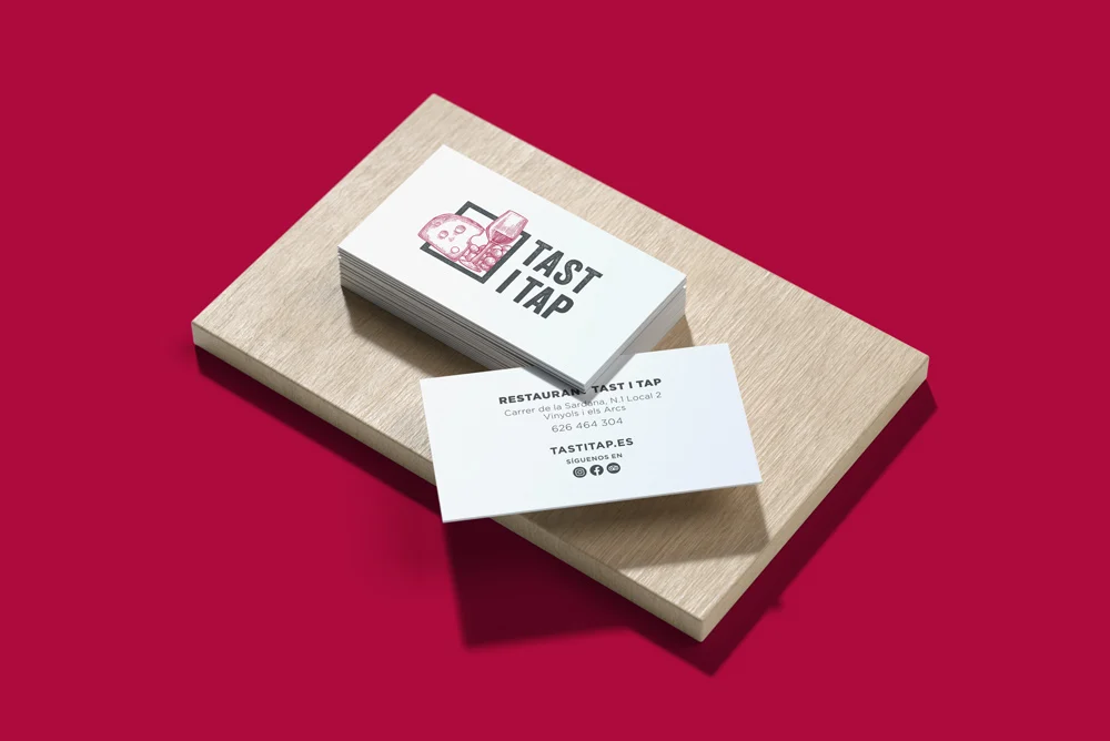 Tarjetas de visita de Tast i Tap sobre fondo rojo