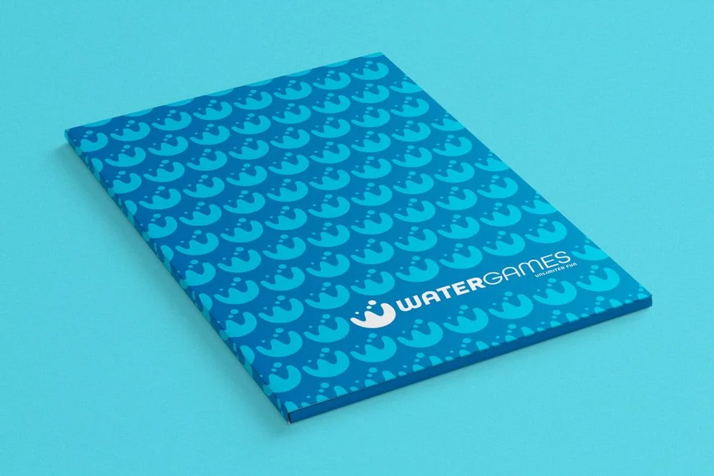 Carpeta corporativa de Water Games con patrón de marca